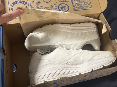 Brooks Addiction Walker 2 NEW