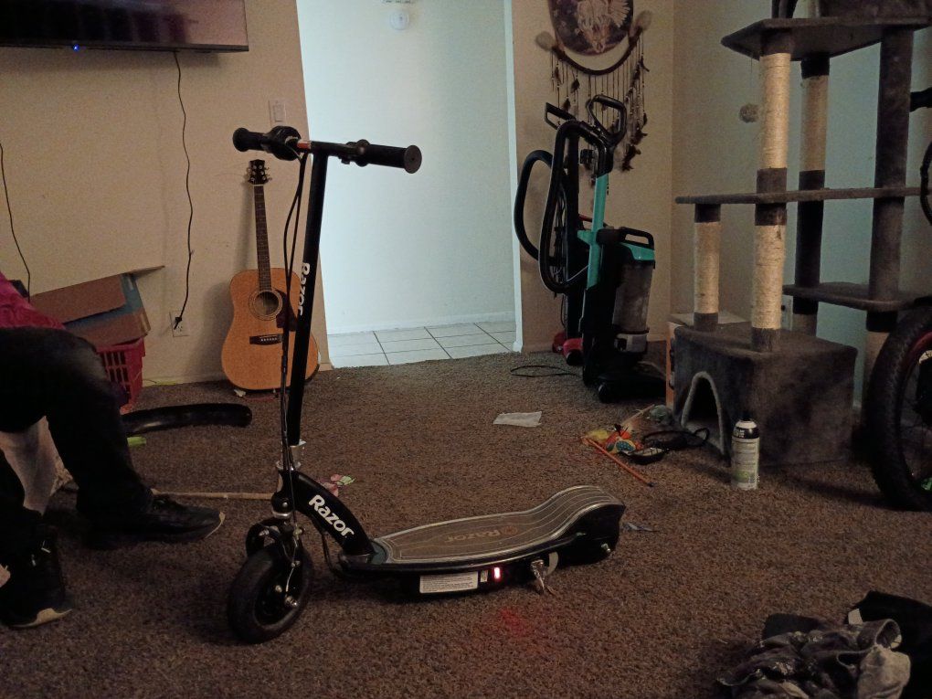 Razor Electric Scooter E100 Glow - Black/Silver, Good Condition