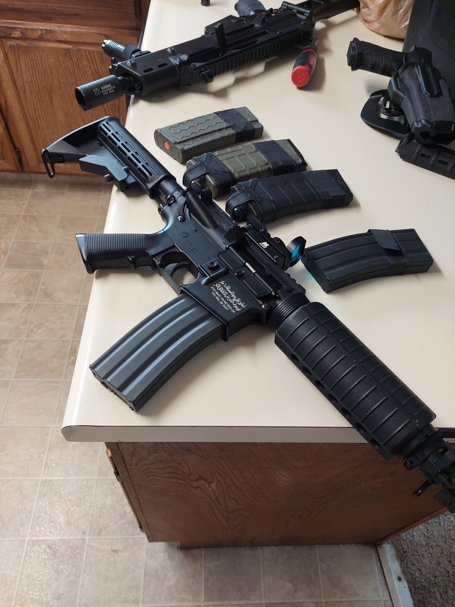 All Metal Airsoft M4- 5 magazines, Holographic sight