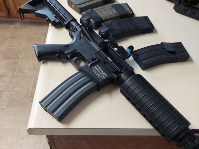 All Metal Airsoft M4- 5 magazines, Holographic sight