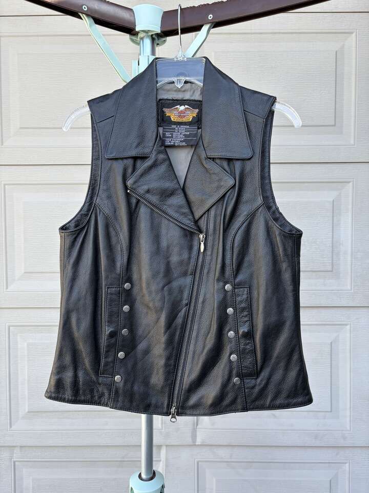 Harley Davidson women's size Medium black leather Vest $120 cash/venmo in Draper