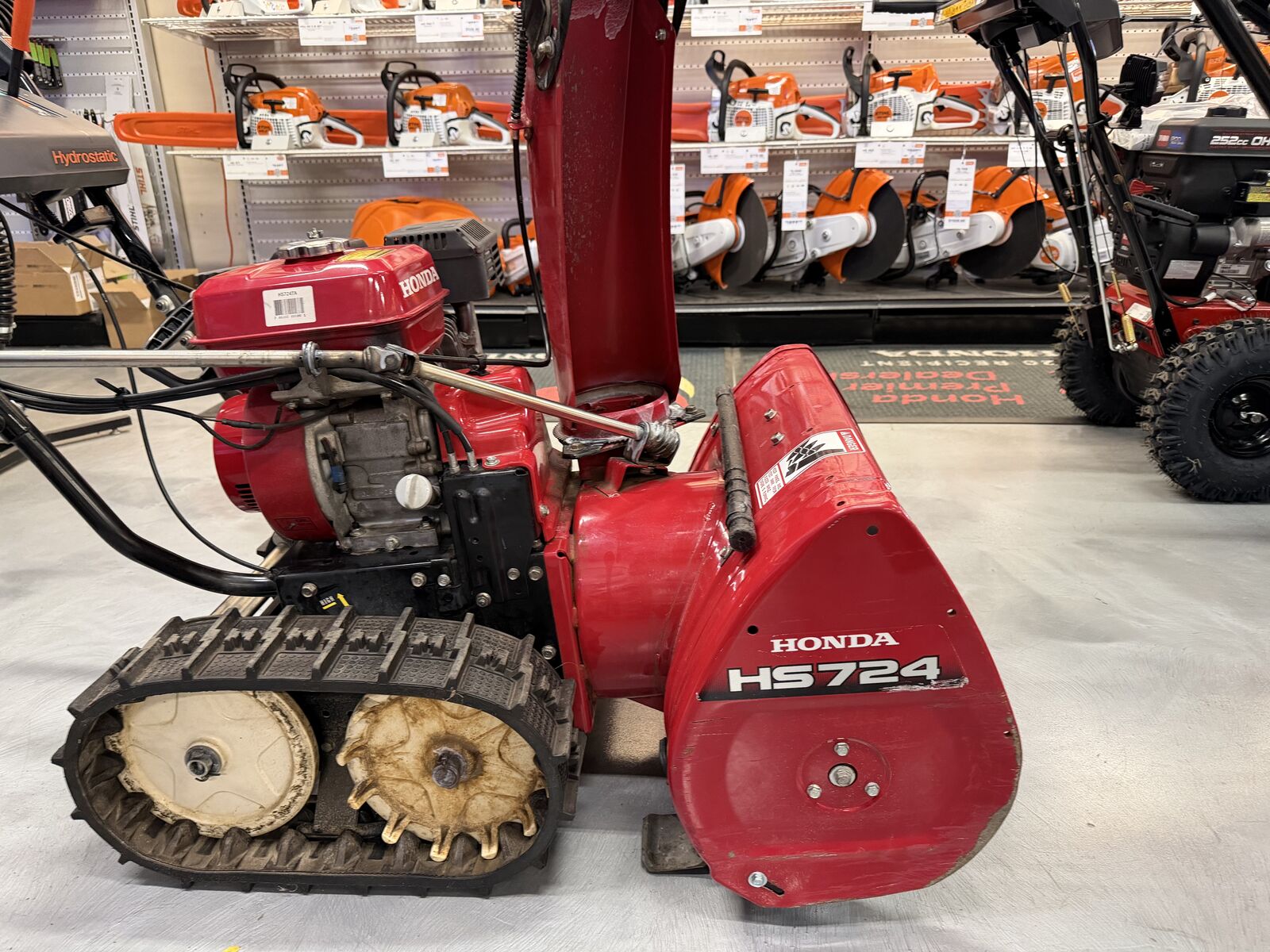 Honda HS724 tracks snowblower