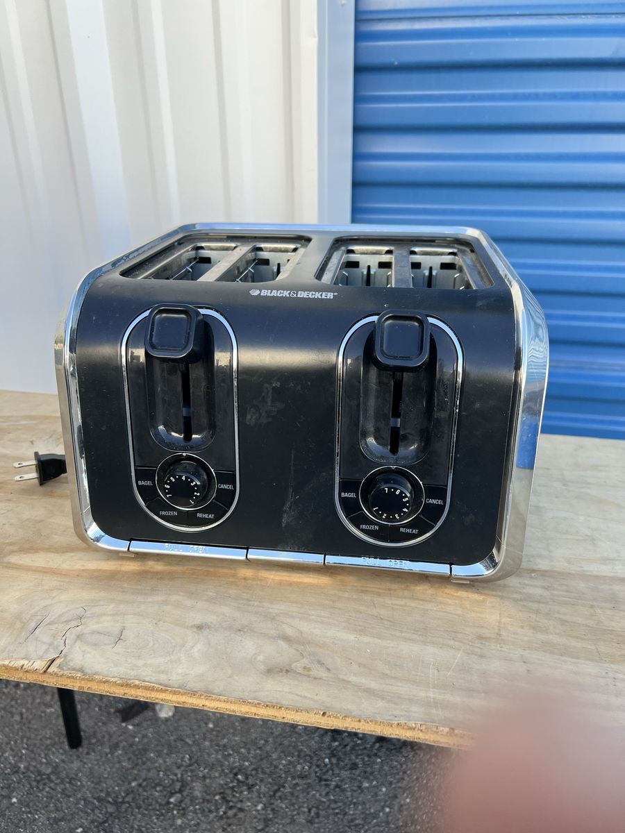 This is a Black+Decker TR1400SB 4-slice toaster