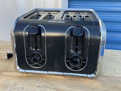 This is a Black+Decker TR1400SB 4-slice toaster