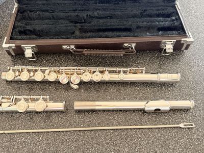 YAMAHA YFL225S Flute by Nippon Gakkki Co.,Ltd. Japan with case.