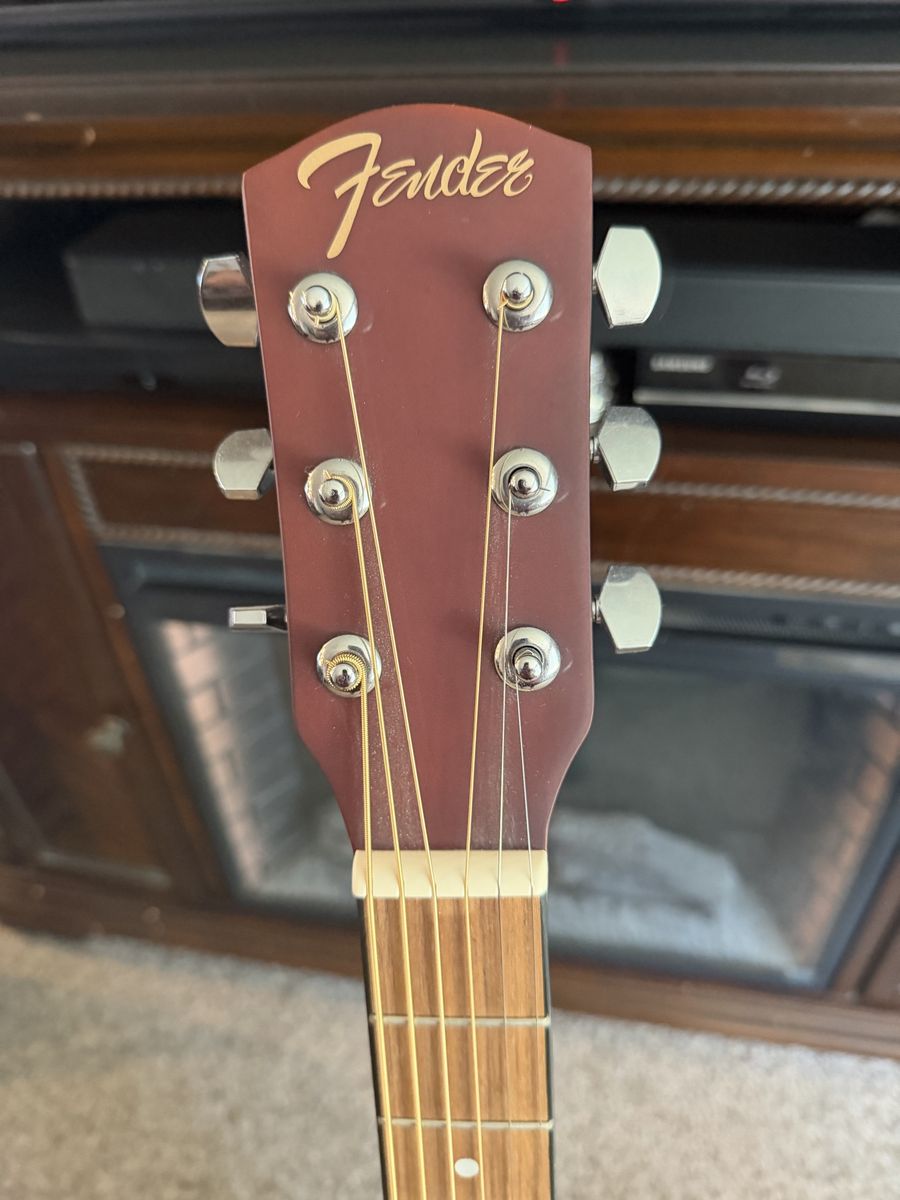 Price reduction Fender 6 string like new