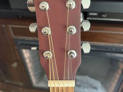 Price reduction Fender 6 string like new
