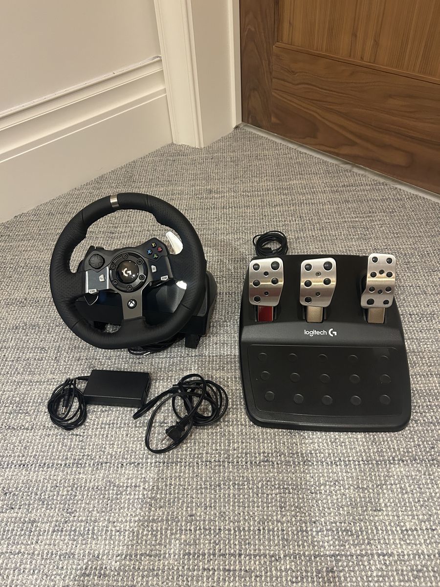 Logitech G923 racing wheel and pedal set for Xbox and PC.