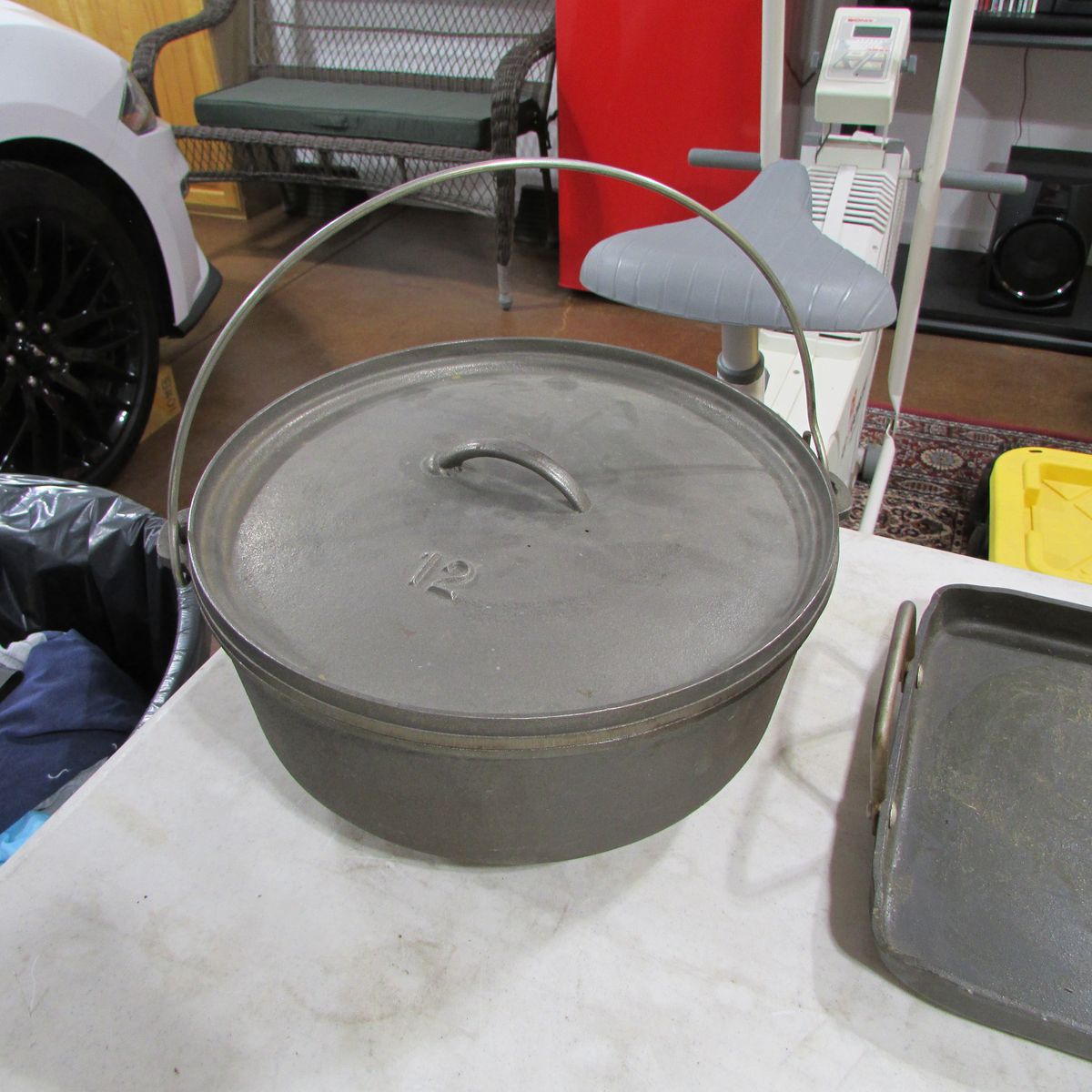 NEW 12 in Cast Iron Dutch Oven w/ Lid, and Handle