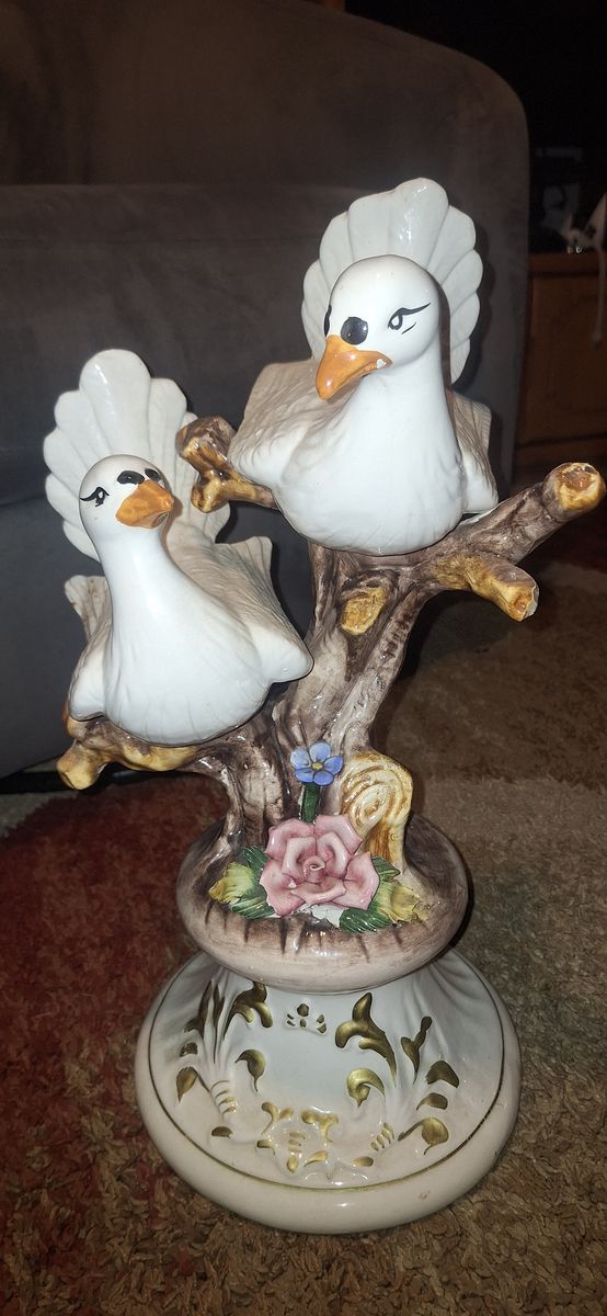 Capodimonte "Love & Peace" Italian Porcelain Doves figure