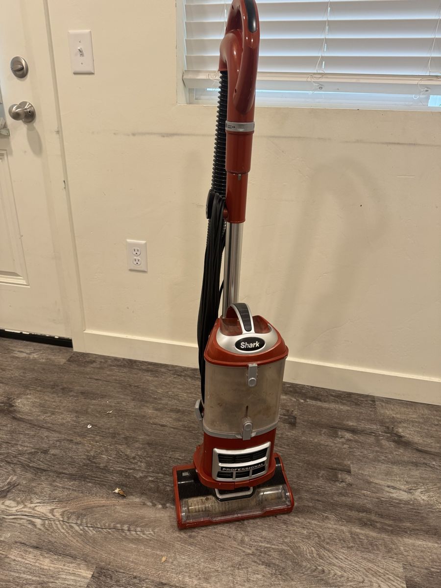Shark Navigator Lift-Away Professional Upright Vacuum NV356E - Red/Silver, Bagless