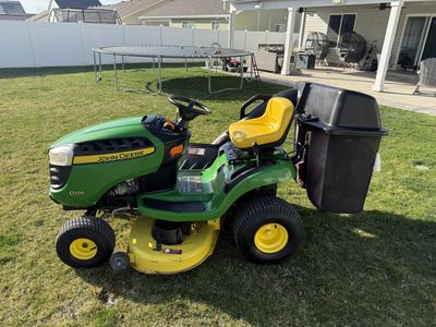 John Deere Riding Lawnmower w/ Bagger