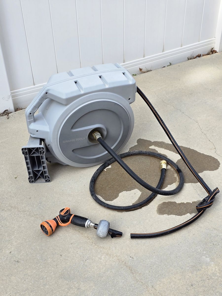 GiRAFFE TOOLS retracting hose.