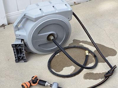 GiRAFFE TOOLS retracting hose.