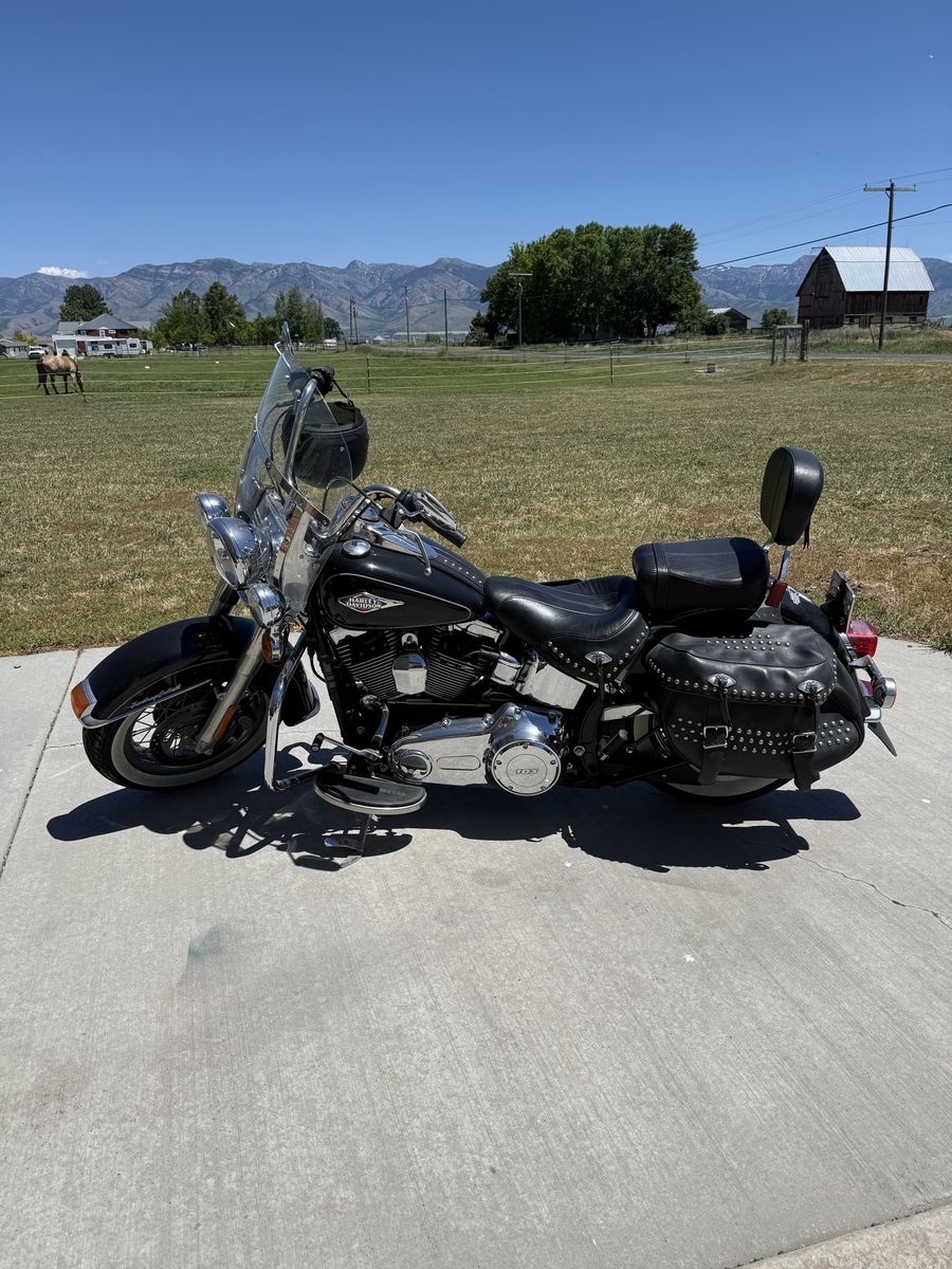 Harley-Davidson Softail Heritage Classic FLSTC Motorcycle - Low Miles, Saddlebags, Windshield