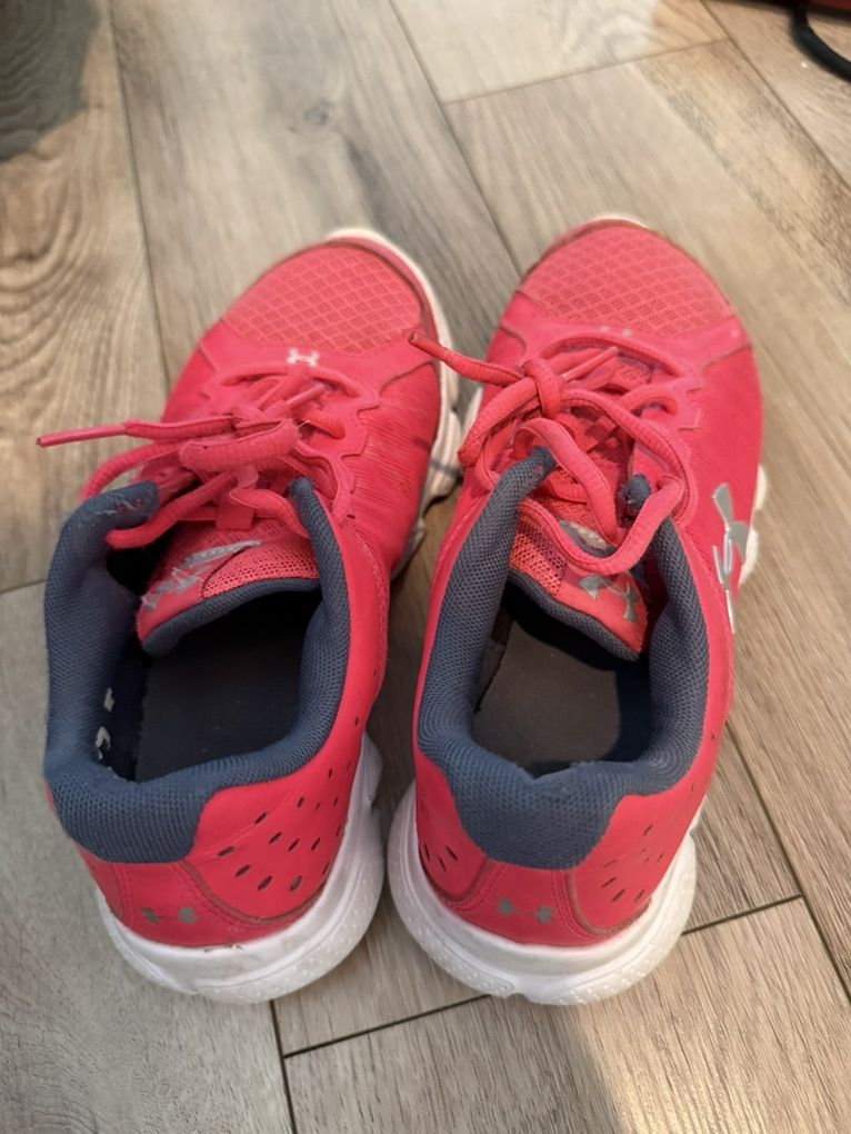 Under Armour Running Shoes Size 4