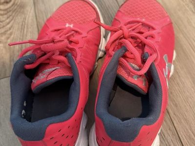 Under Armour Running Shoes Size 4