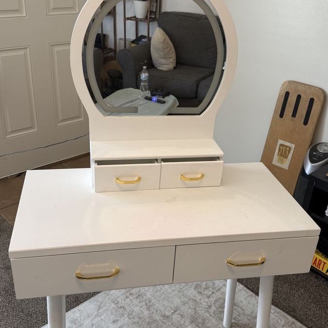2 Vanities with lights