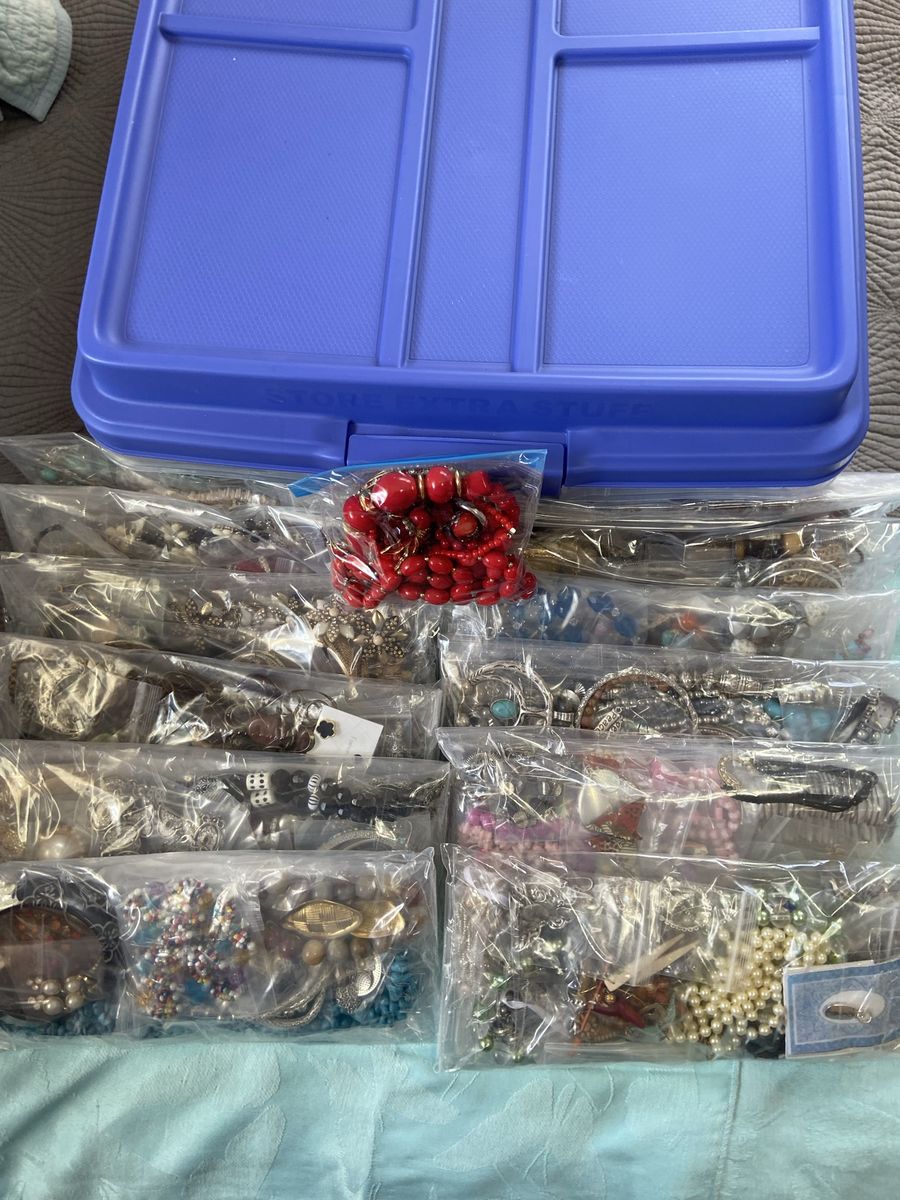 Jewelry Bags (Lot of 12) Plus Red Bonus Bag! Nice Look