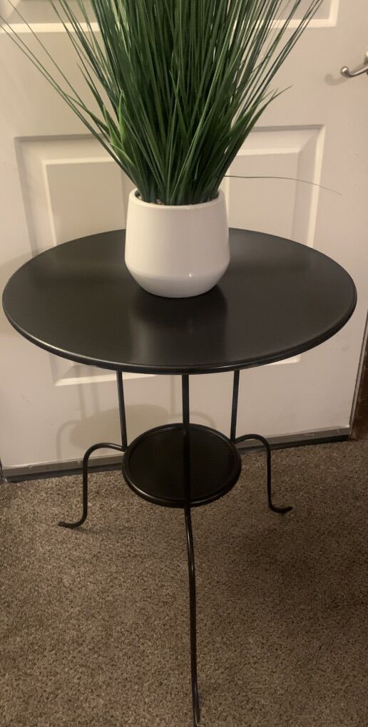 BLACK METAL SIDE TABLE