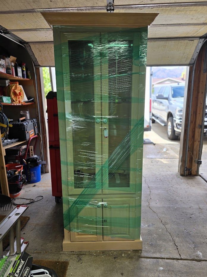 Display cabinent for guns