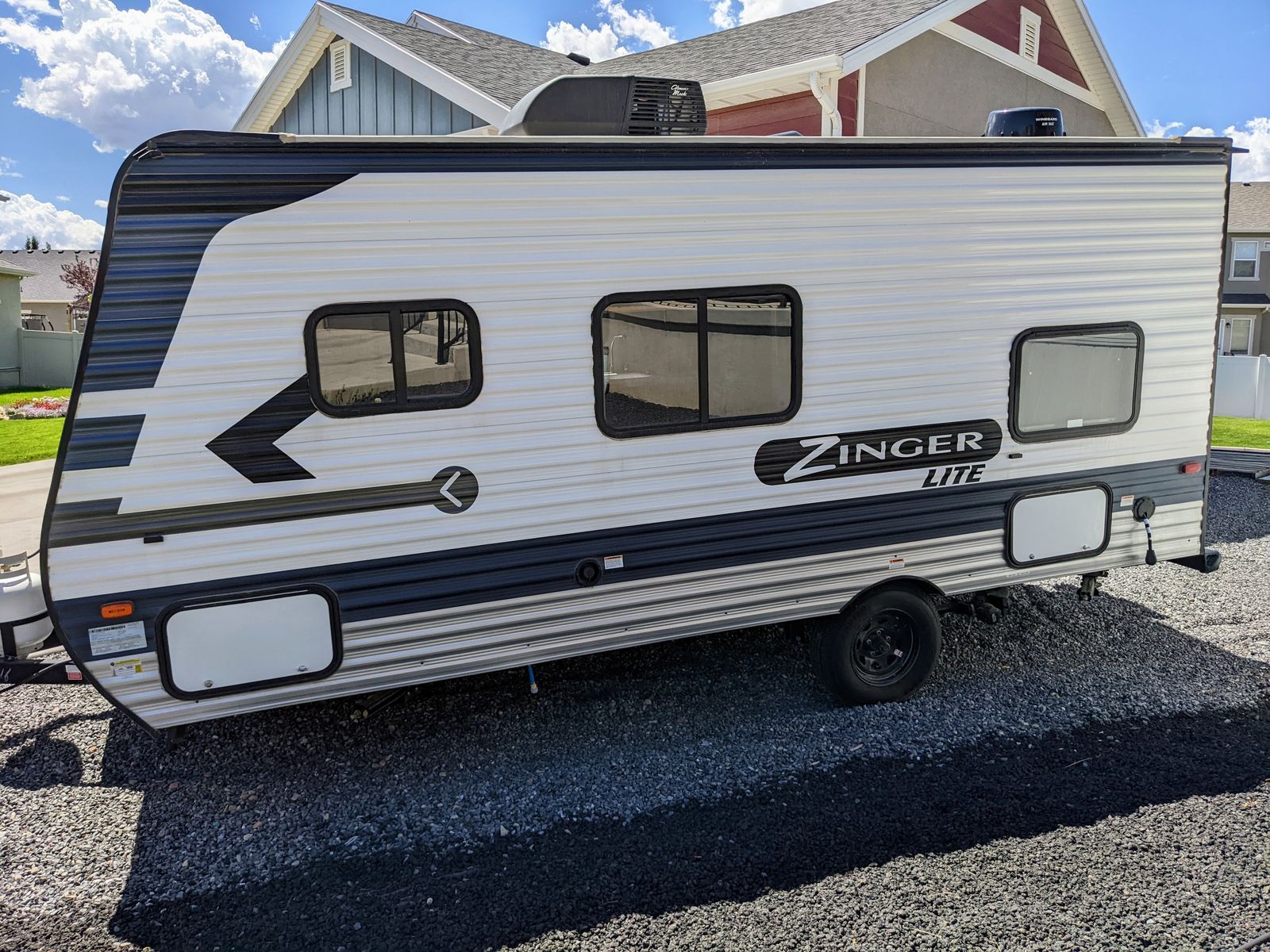 Crossroads Zinger Lite Travel Trailer - Compact & Well-Maintained RV