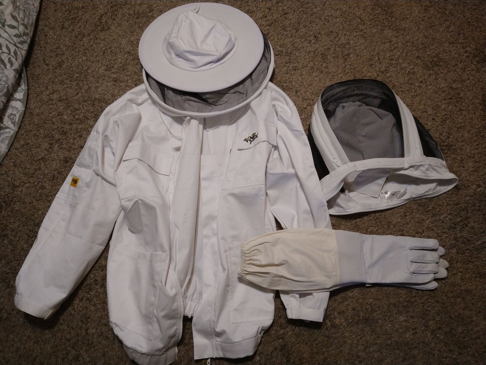 OZ Armour XL Beekeeping Jacket Suit with 2 veils and Gloves. Nearly brand new.