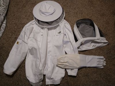 OZ Armour XL Beekeeping Jacket Suit with 2 veils and Gloves. Nearly brand new.