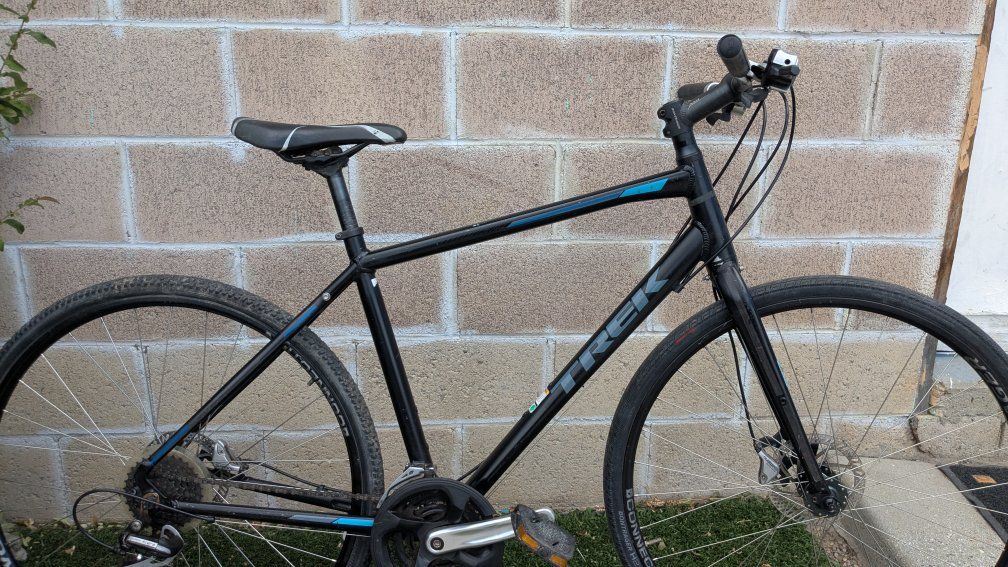 Large 18" TREK FX2 3x8 XC Hybrid 700c wheelset Hydraulic Disc brakes ready to commute!