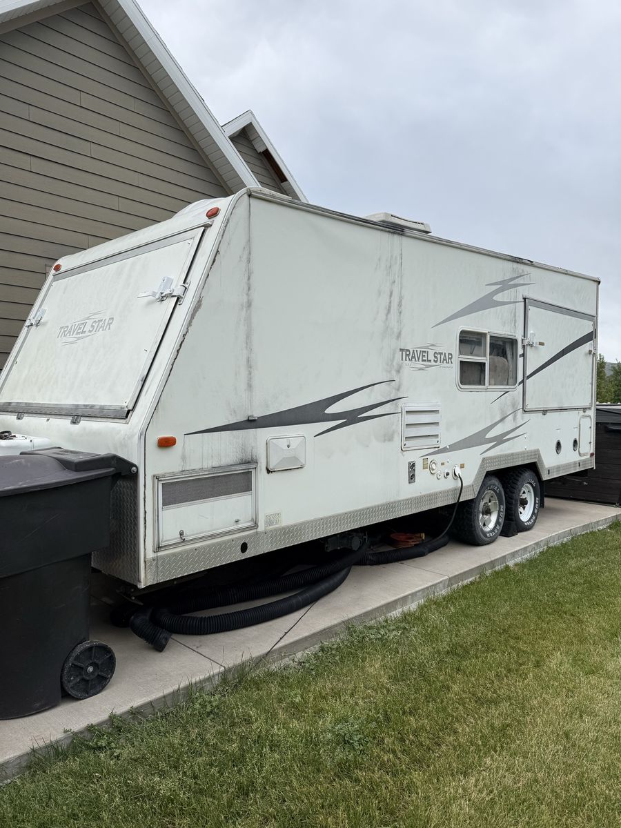 2005 TravelStar Camper Trailer