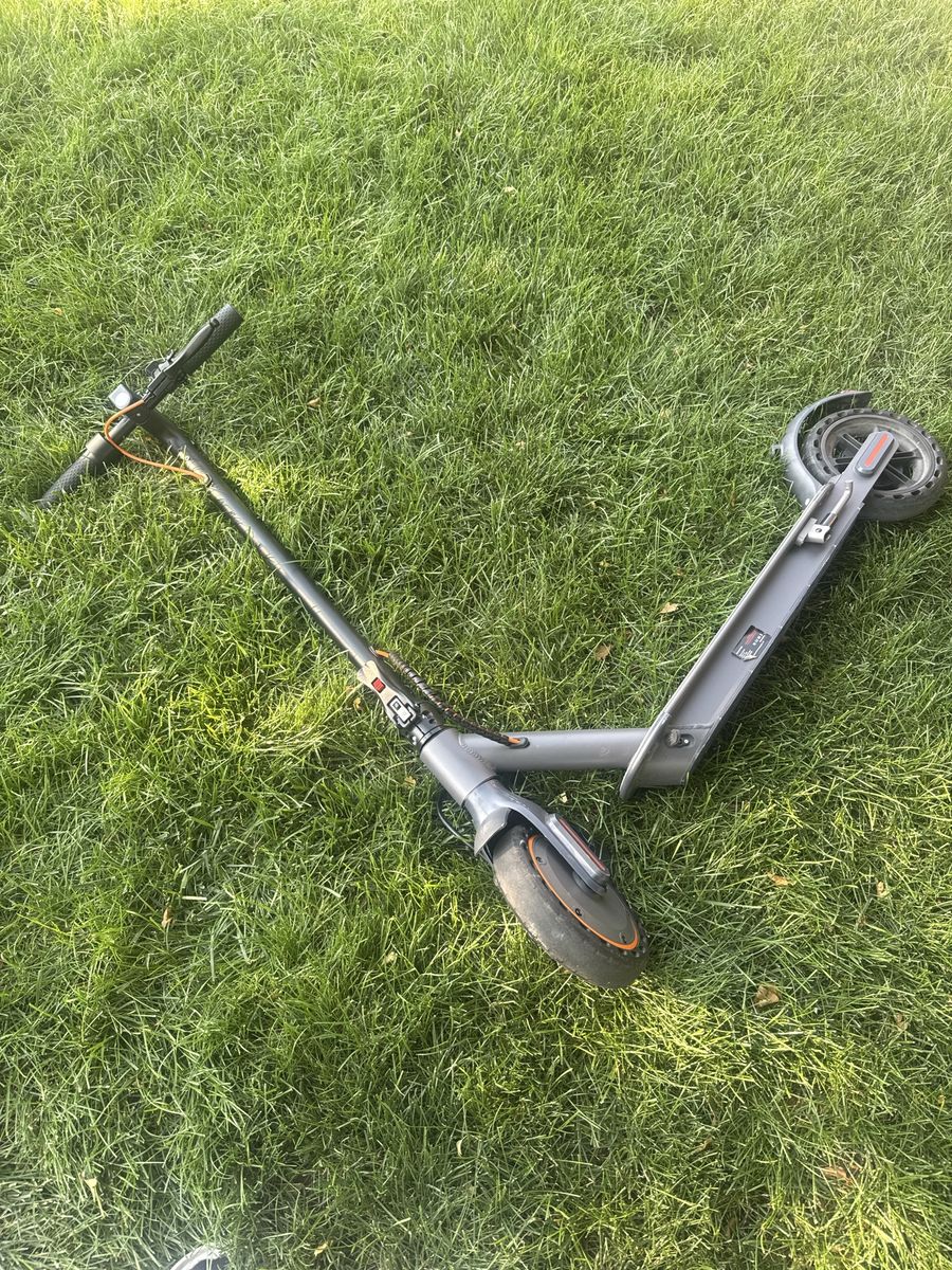 Aovopro Folding Electric Scooter with Digital Display 17 mph top speed barely used