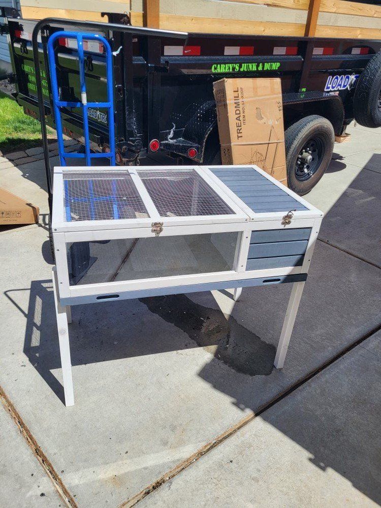 Indoor/Outdoor Wood Reptile House
Qty-1