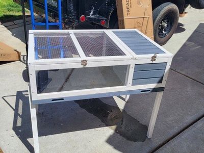 Indoor/Outdoor Wood Reptile House
Qty-1