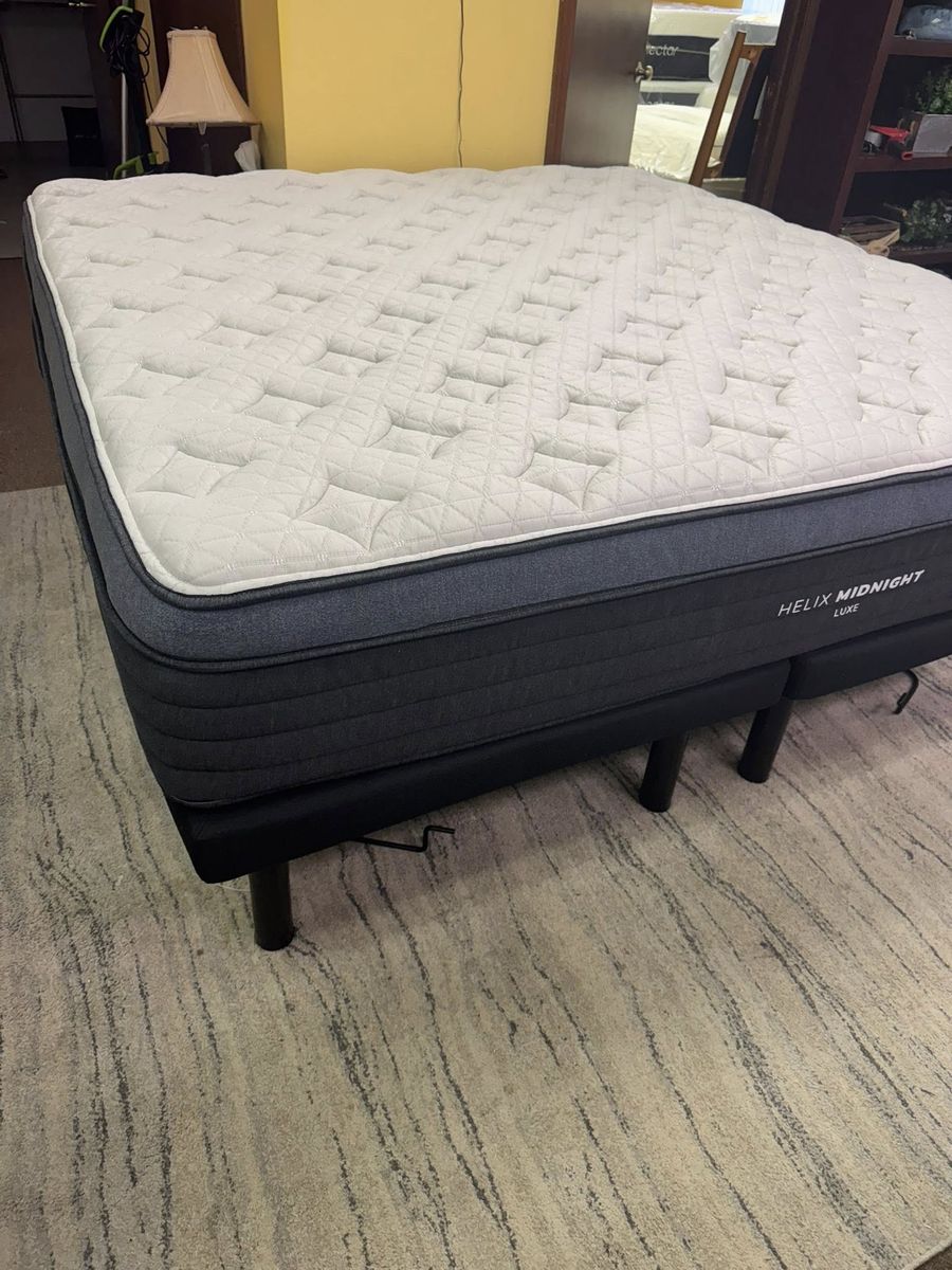 Helix Luxe Midnight Queen Mattress - Like New!