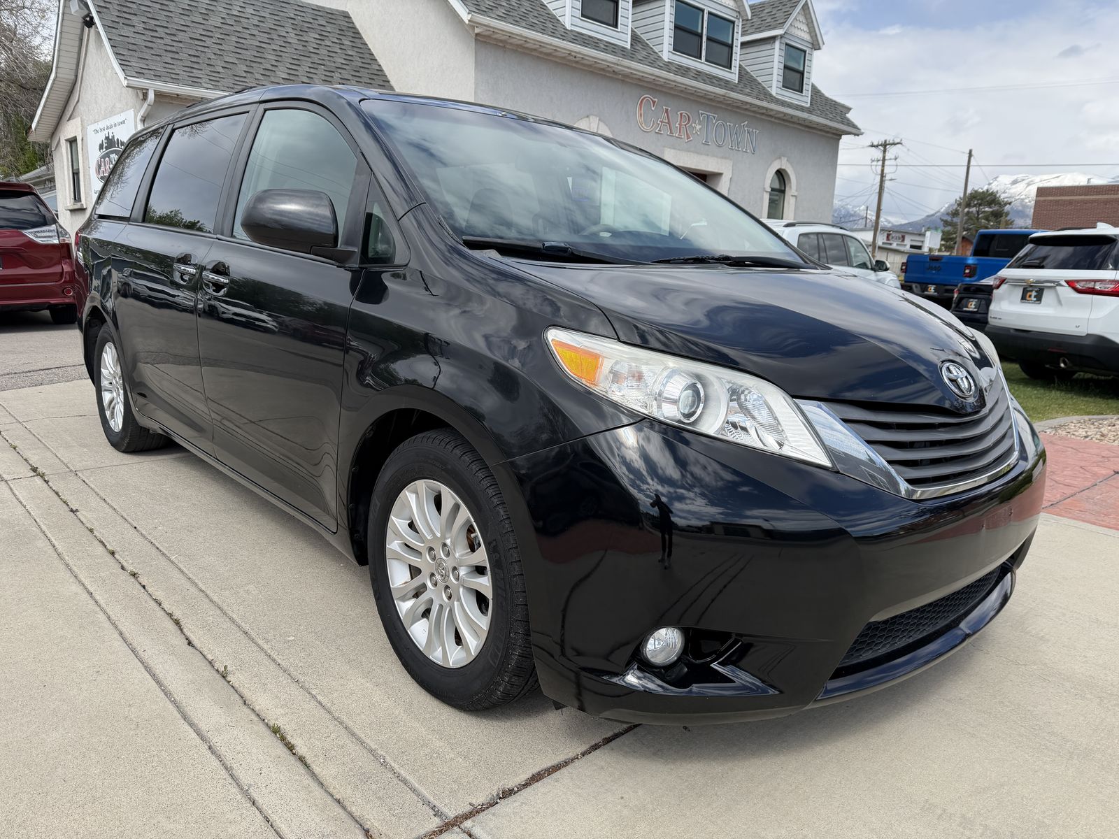 2014 TOYOTA SIENNA XLE 8-Passenger