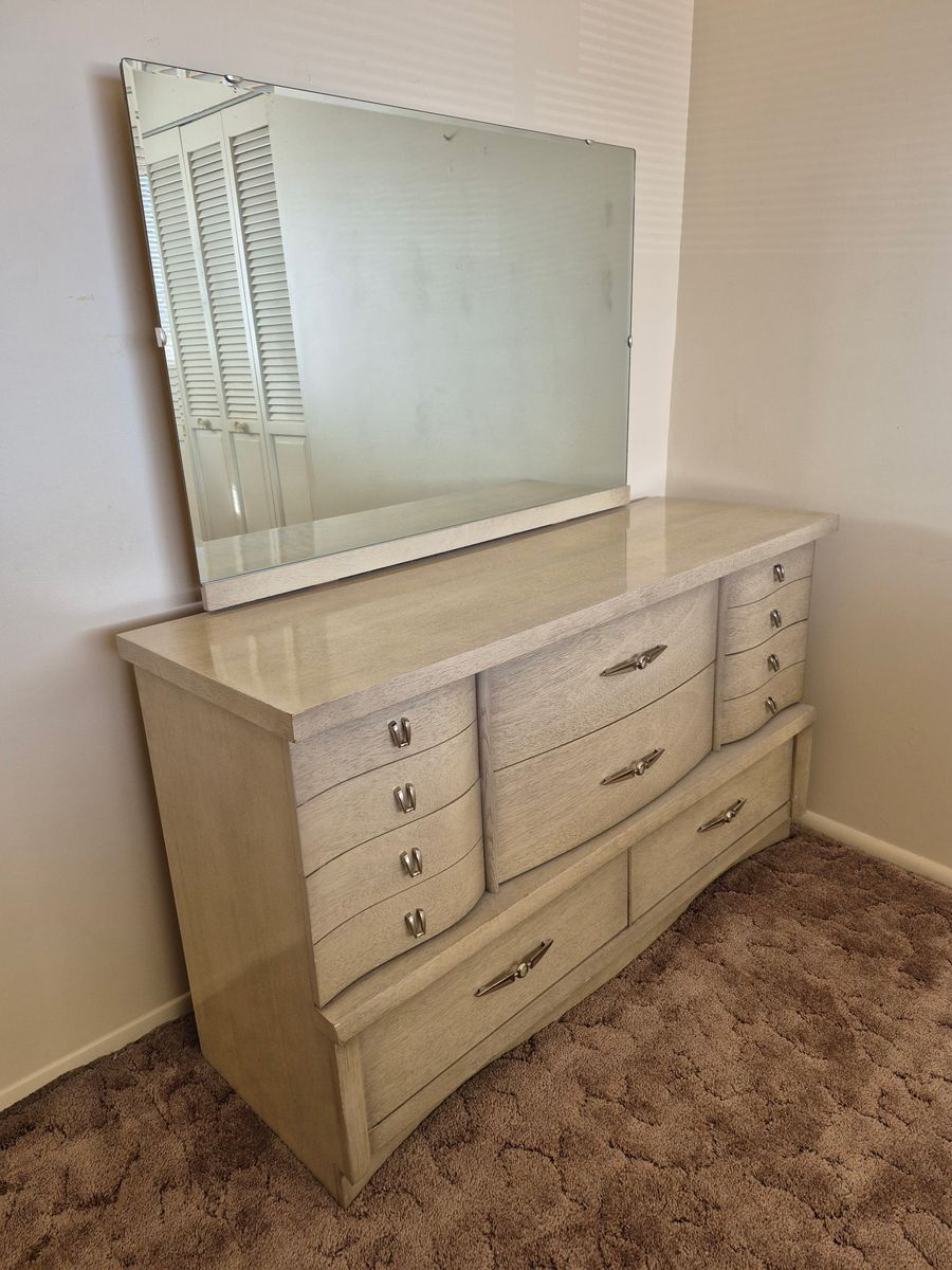 Vintage Bassett 8 drawer dresser with mirror