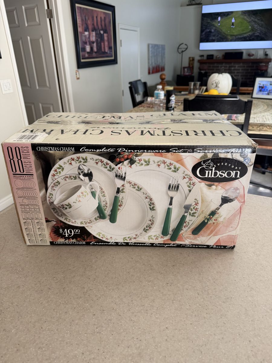 Gibson Everyday Christmas Charm Complete Dinnerware Set 88 Pieces Service for 8