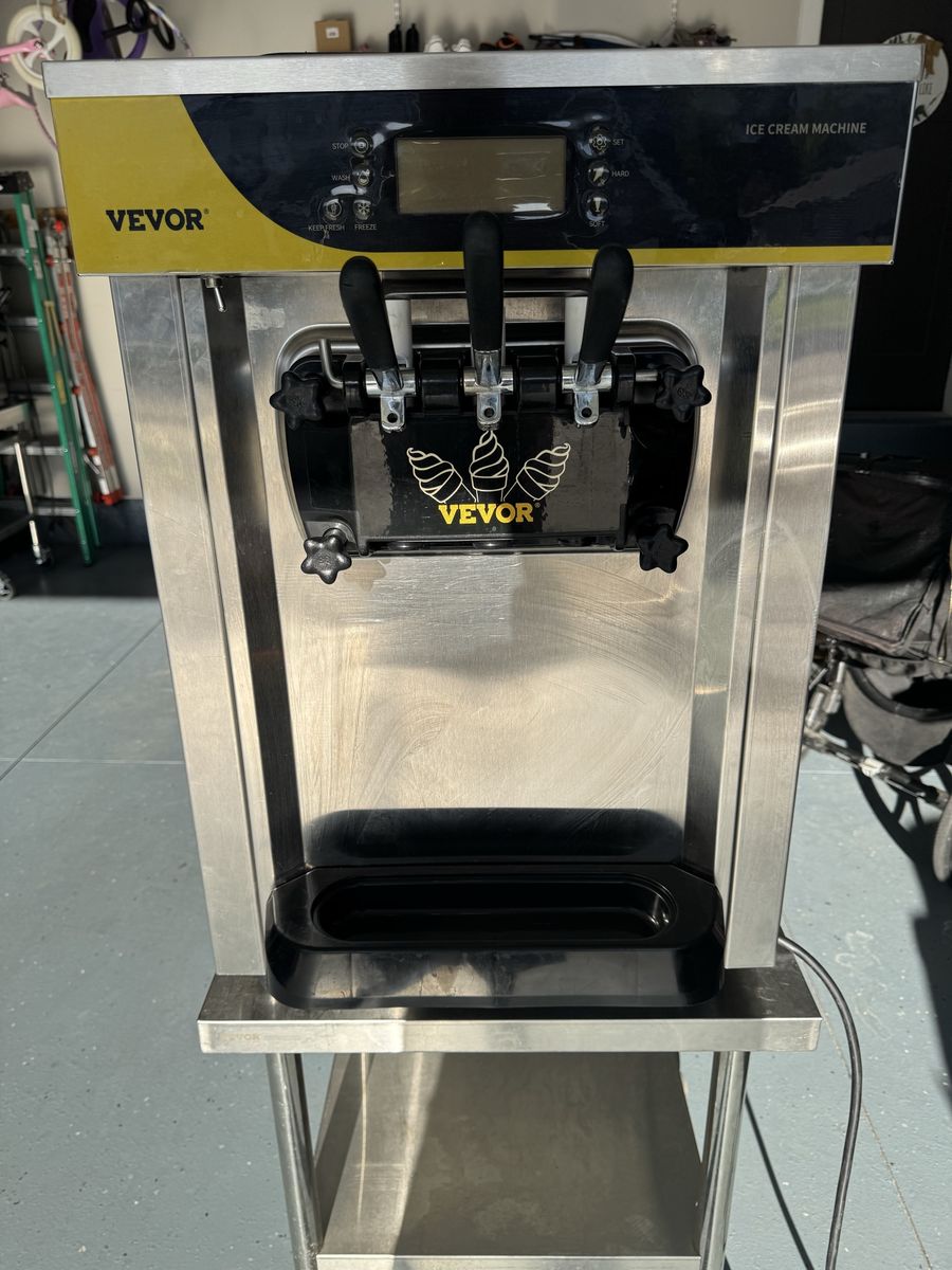 (Broken) Soft serve ice cream machine 