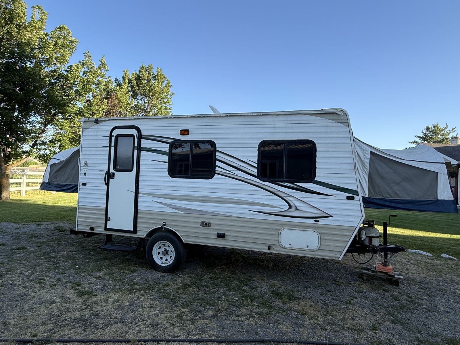 2014 Skyline Layton with equalizer hitch