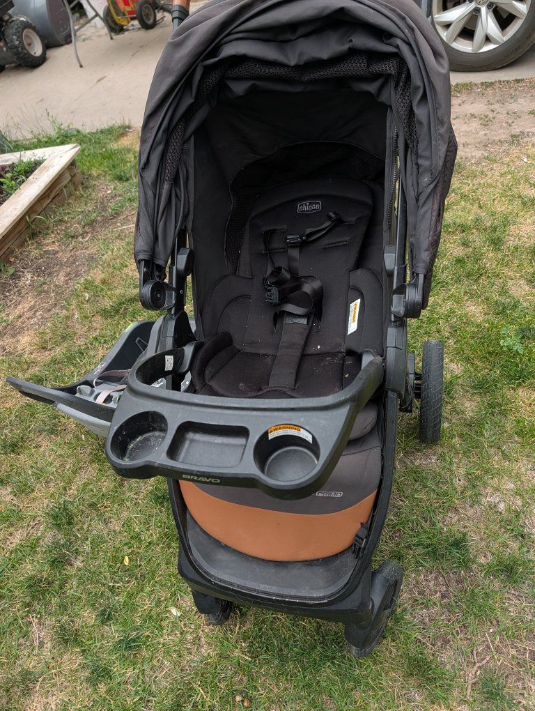 Chicco Bravo primo stroller car seat and car seat base