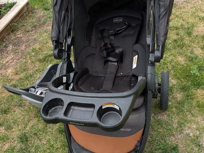 Chicco Bravo primo stroller car seat and car seat base