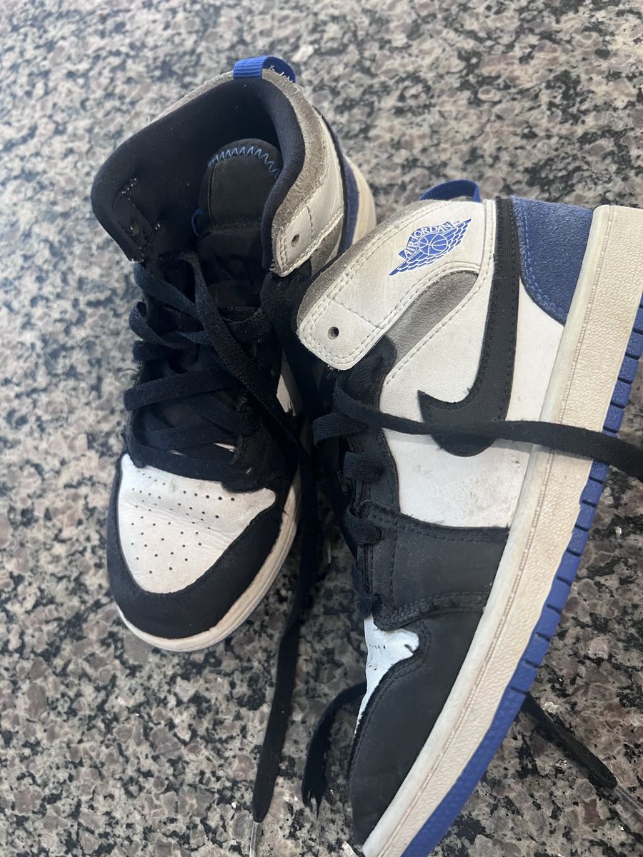 Jordan 1 Mid Boys Size 2Y – Good Condition