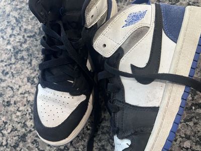 Jordan 1 Mid Boys Size 2Y – Good Condition