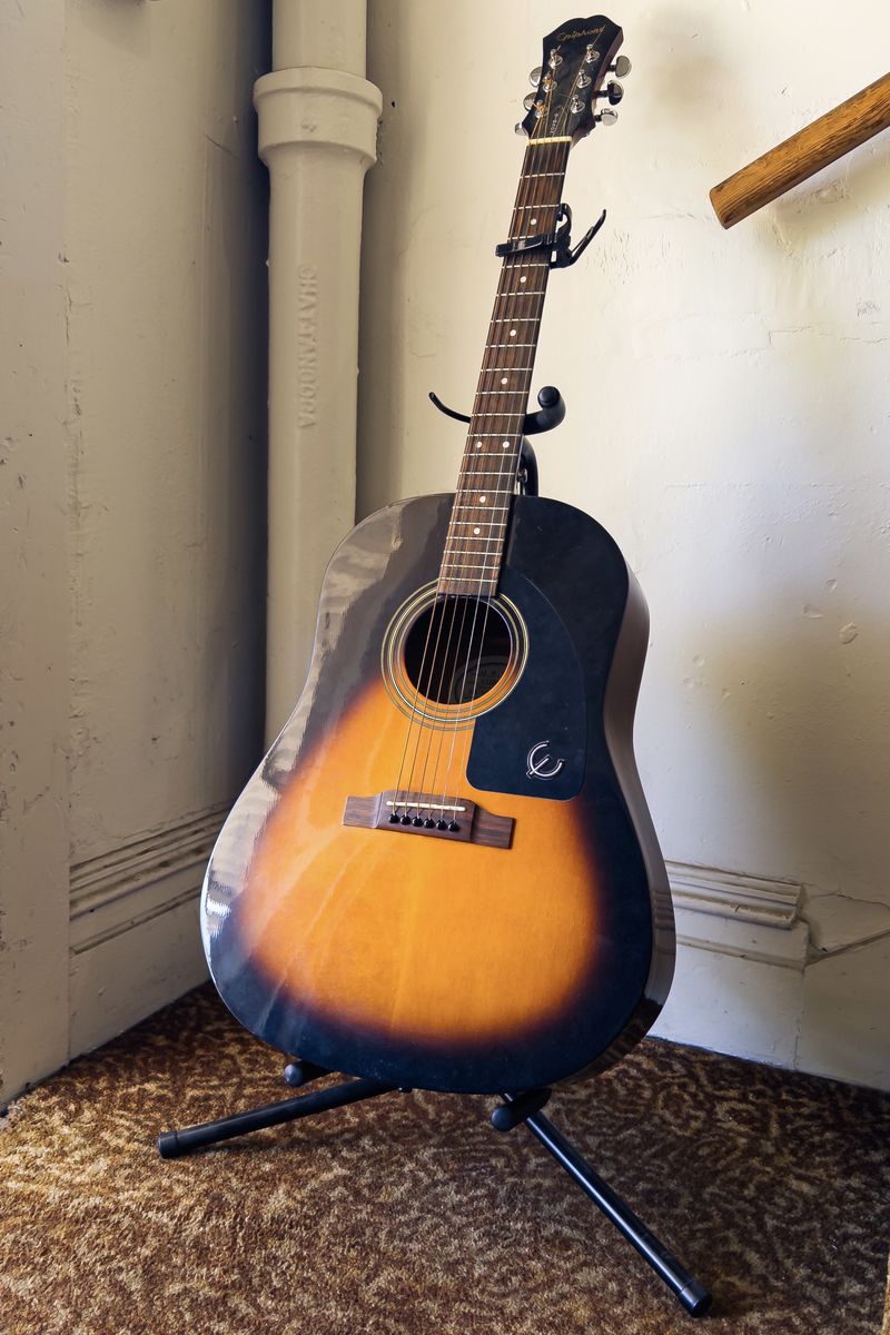 Epiphone AJ-10 VS Acoustic Guitar + Capo & Stand