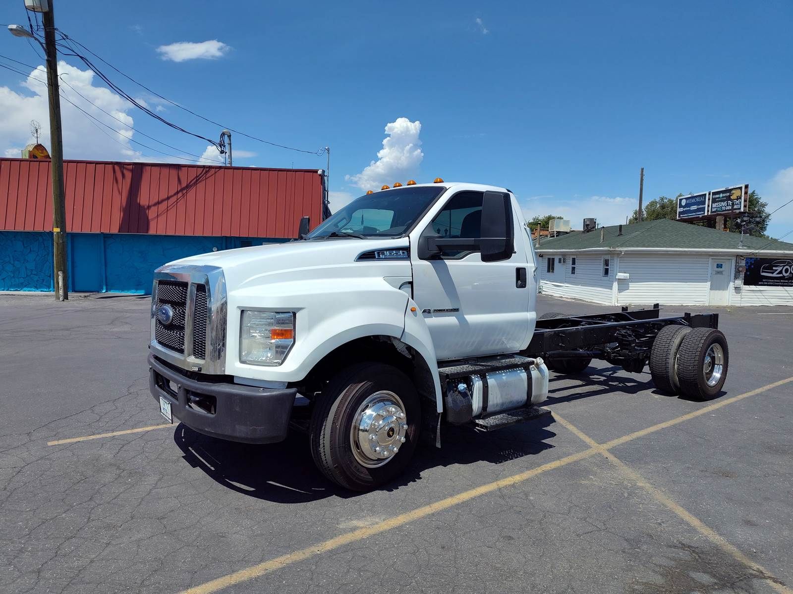2017 Ford F-650 XLT Cab & Chassis Truck Under CDL, Low MILES 87K, Clean.