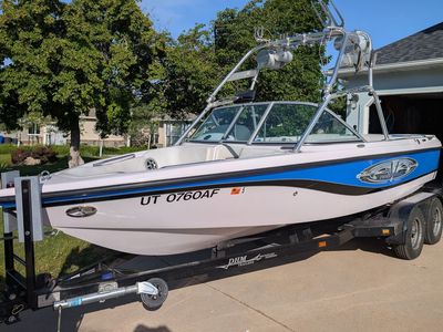 2005 Air Nautique 210 Team Edition Wakeboard Boat - 382 Hrs, PerfectPass, Trailer