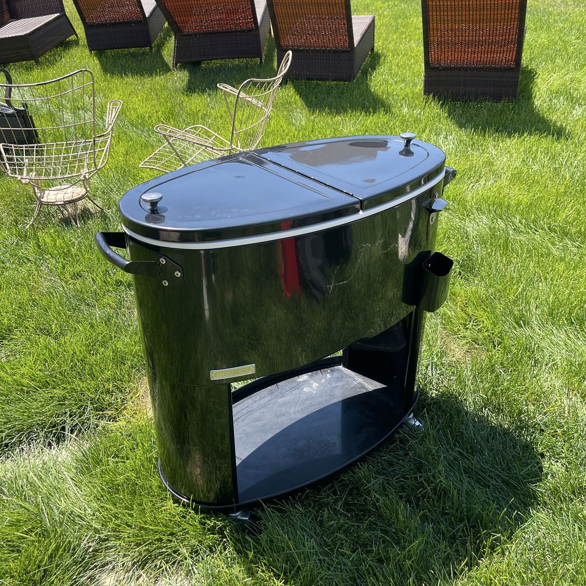 Outdoor portable cooler with wheels
