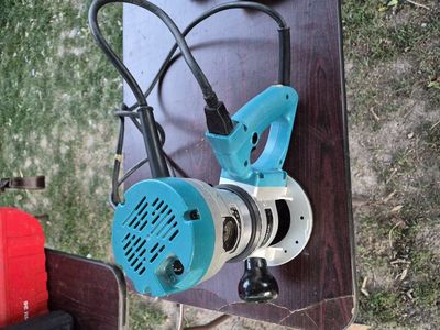 Makita RD1101 2-1/4 HP Variable Speed D-Handle Rou