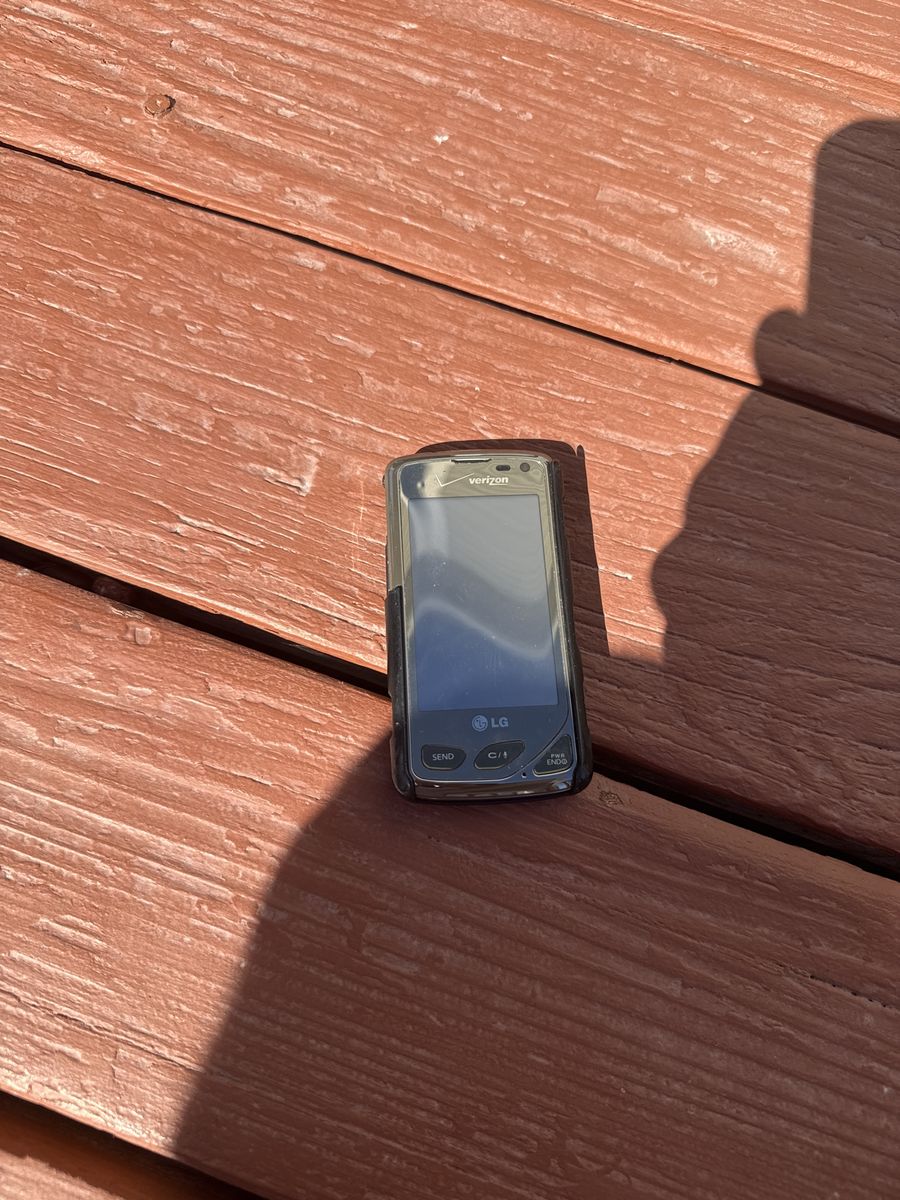LG Verizon Flip Phone - Vintage Mobile Device
