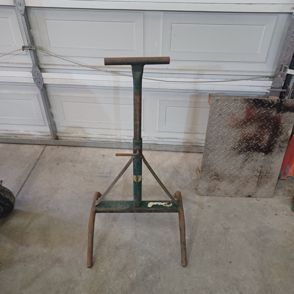 Adjustable pipe stand